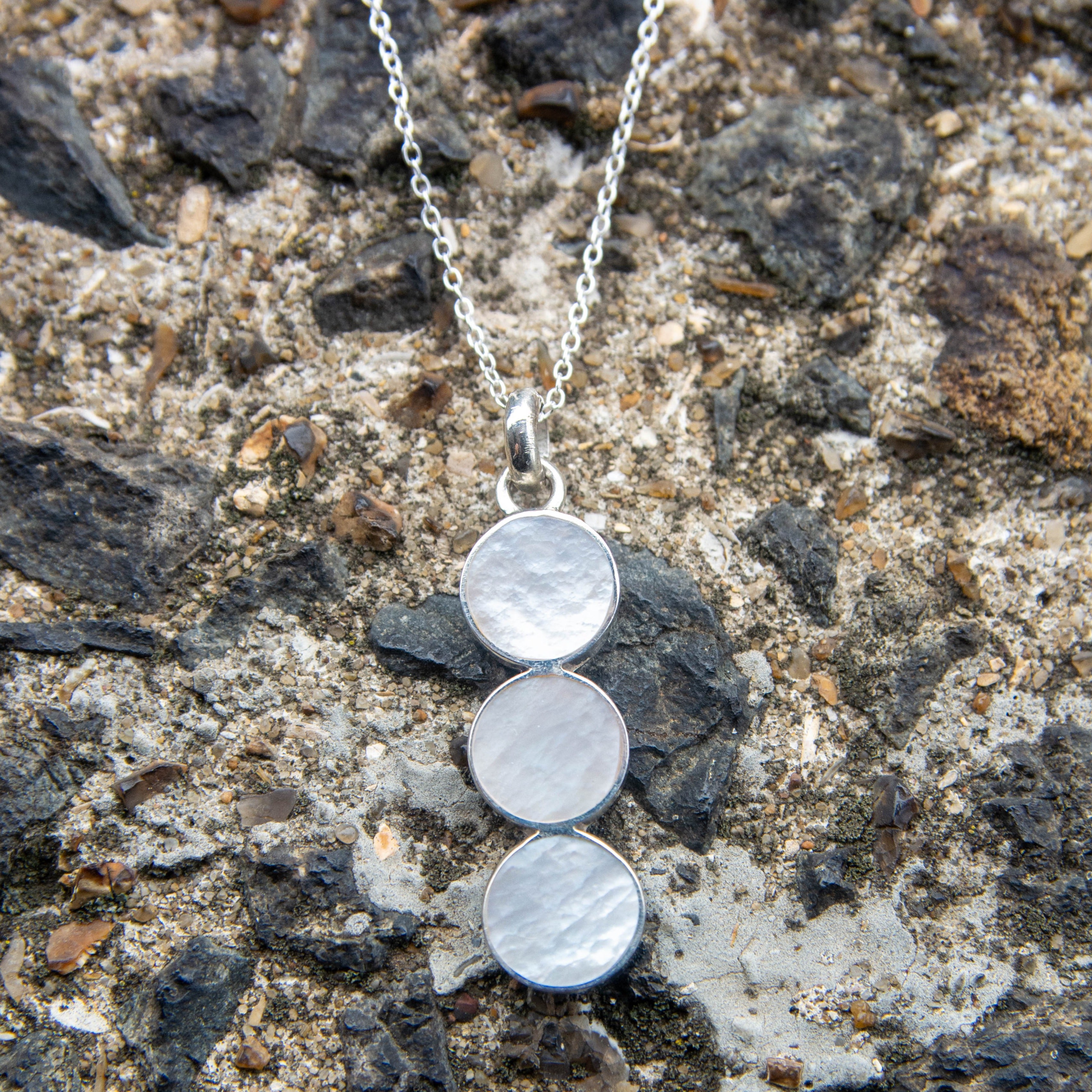 Three circles mother of pearl and silver 950 necklace
