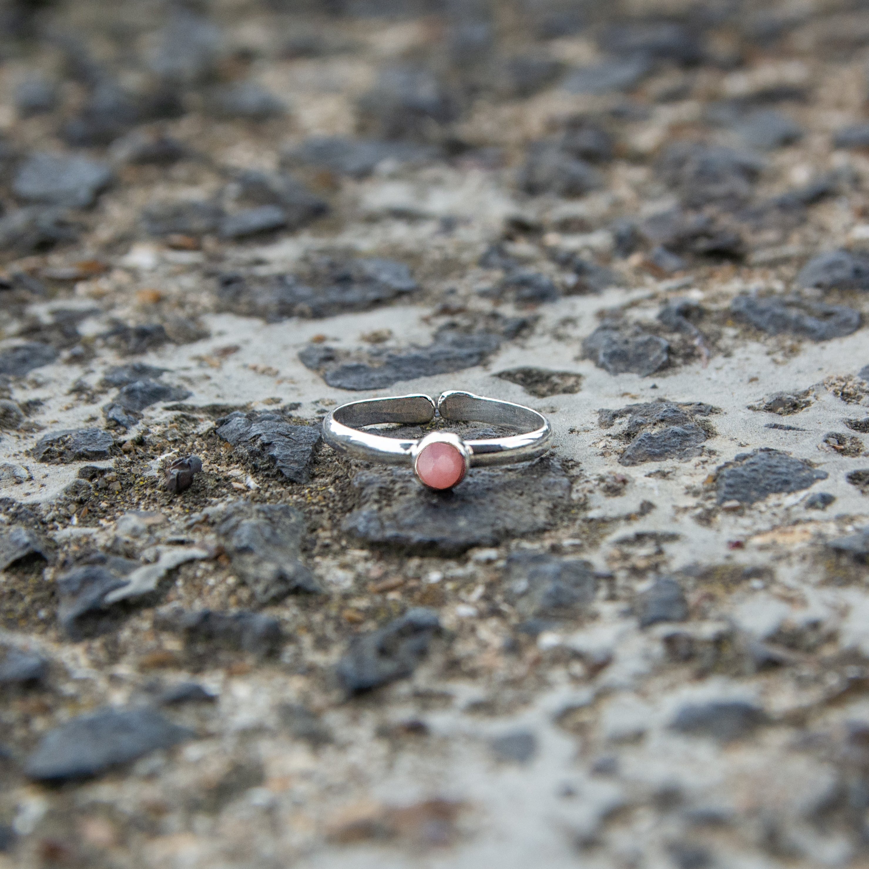 Round rose quartz and silver 950 adjustable ring